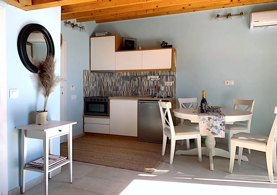 Apartment, 1 Bedroom, Smoking, Balcony | Dining