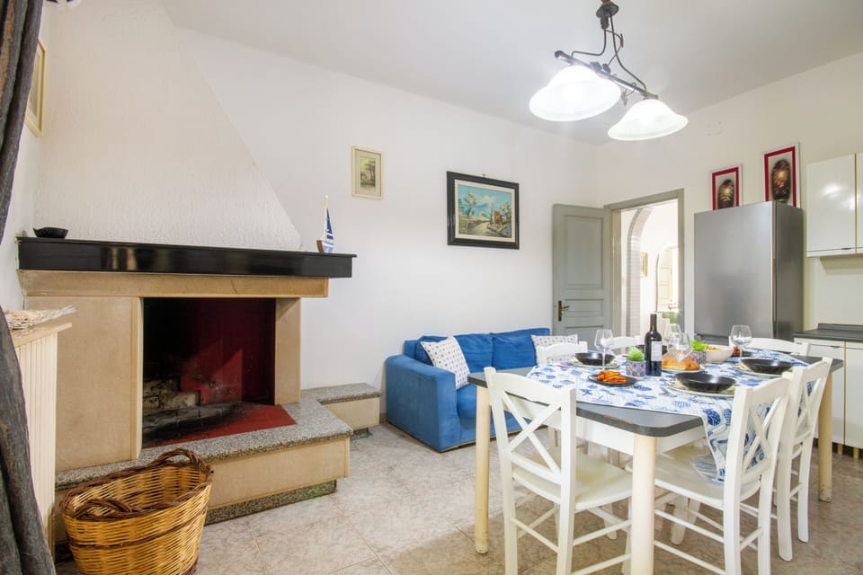 House, 3 Bedrooms, Smoking, Patio | Living room