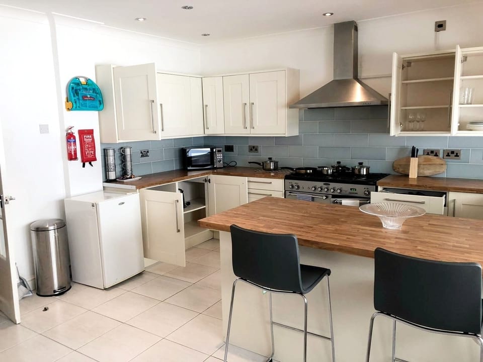 Apartment, 3 Bedrooms, Patio, Garden View | Private kitchen