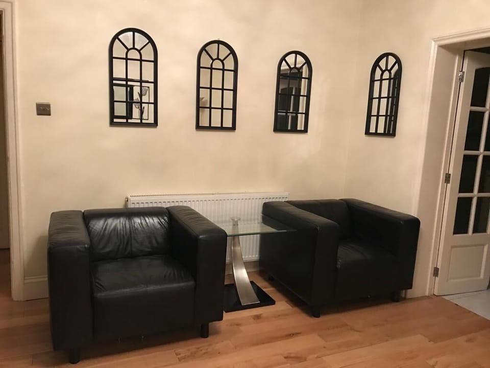 3-bed Semi-detached House, Wifi, Parking, Outdoor Space House in Bedford