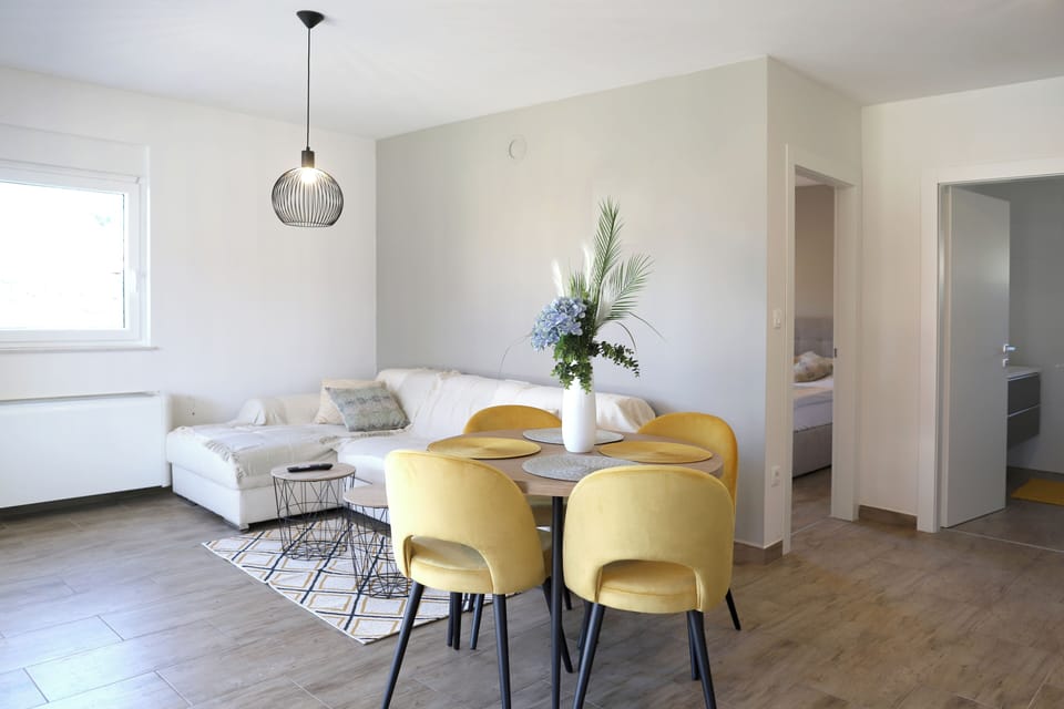 Apartment, 1 Bedroom, Balcony, Garden View | Dining