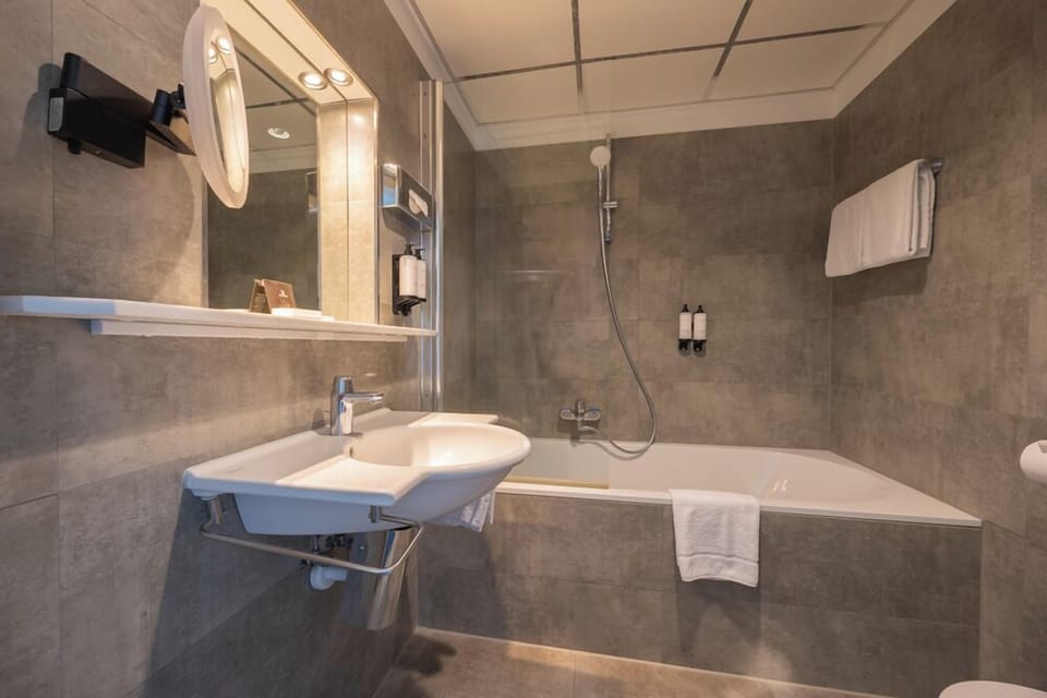Deluxe Room | Bathroom | Combined shower/tub, deep soaking tub, free toiletries, hair dryer