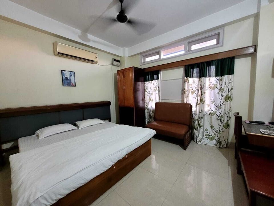 Deluxe Room | Premium bedding, iron/ironing board, WiFi (free), bed sheets