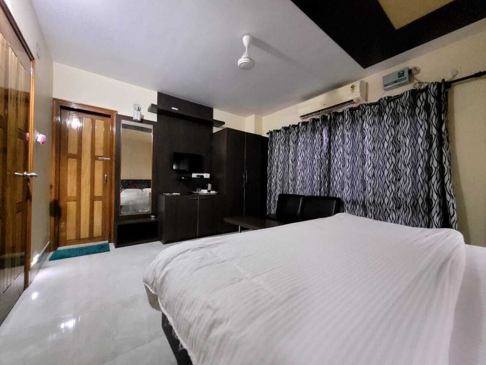 Premium bedding, iron/ironing board, WiFi (free), bed sheets