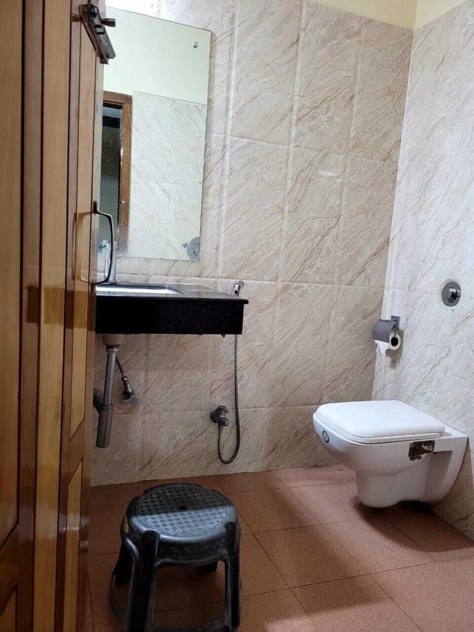 Shower, rainfall showerhead, free toiletries, towels