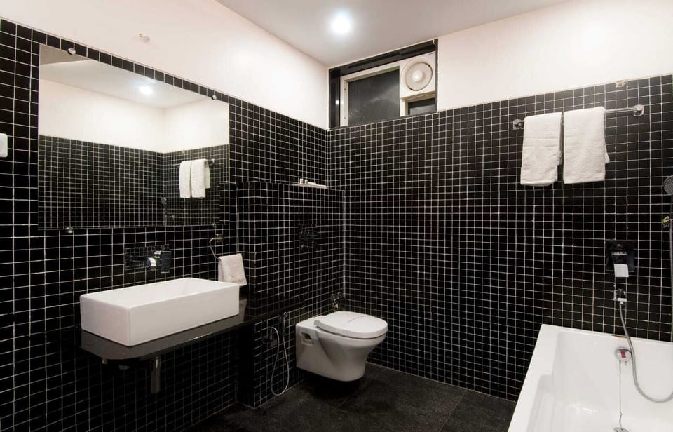 Royal Room | Bathroom | Free toiletries