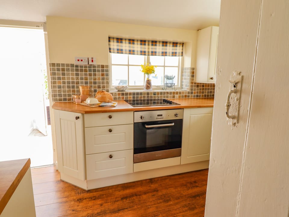 Cottage | Private kitchen | Fridge, electric kettle, toaster, cookware/dishes/utensils