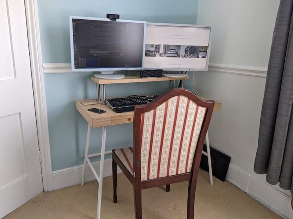 Bedroom 1: this docking station is available for use (bring your own laptop).