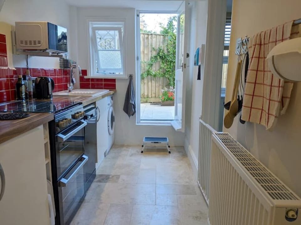 Kitchen: direct access to the patio makes it very easy to eat outside.