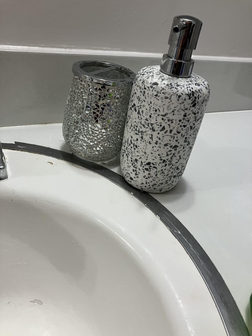 Handsoap & toothbrush holder