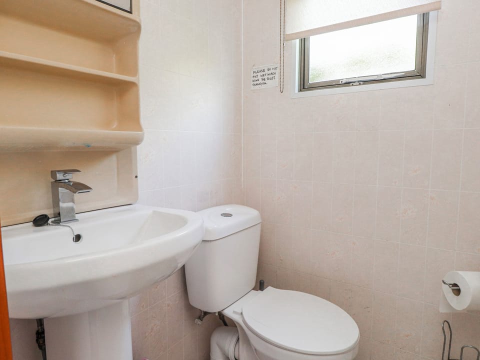 Fron Dderw Caravan Cottage in Cylch-y-Garn