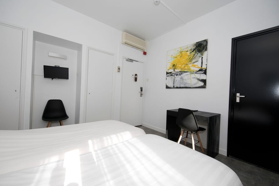 Deluxe Double Room, 2 Twin Beds | Desk, iron/ironing board, free WiFi