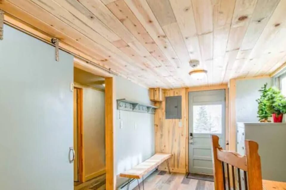 Private Queen Entrance — A queen guest room with its own private entrance—easy access and added independence for your crew. 🚪🛏