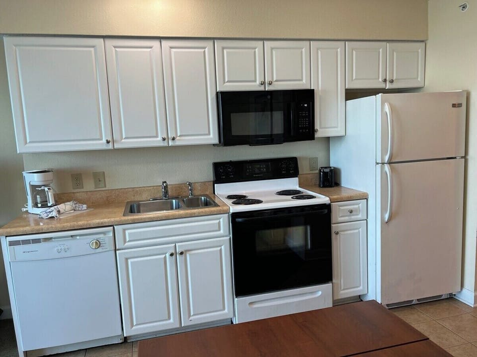 Kitchen with Full Size Appliances and Amenities