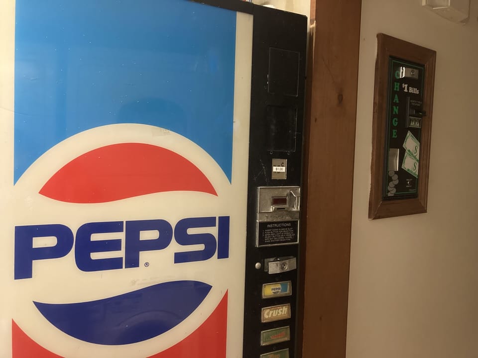 Change machine for laundry and vending machine