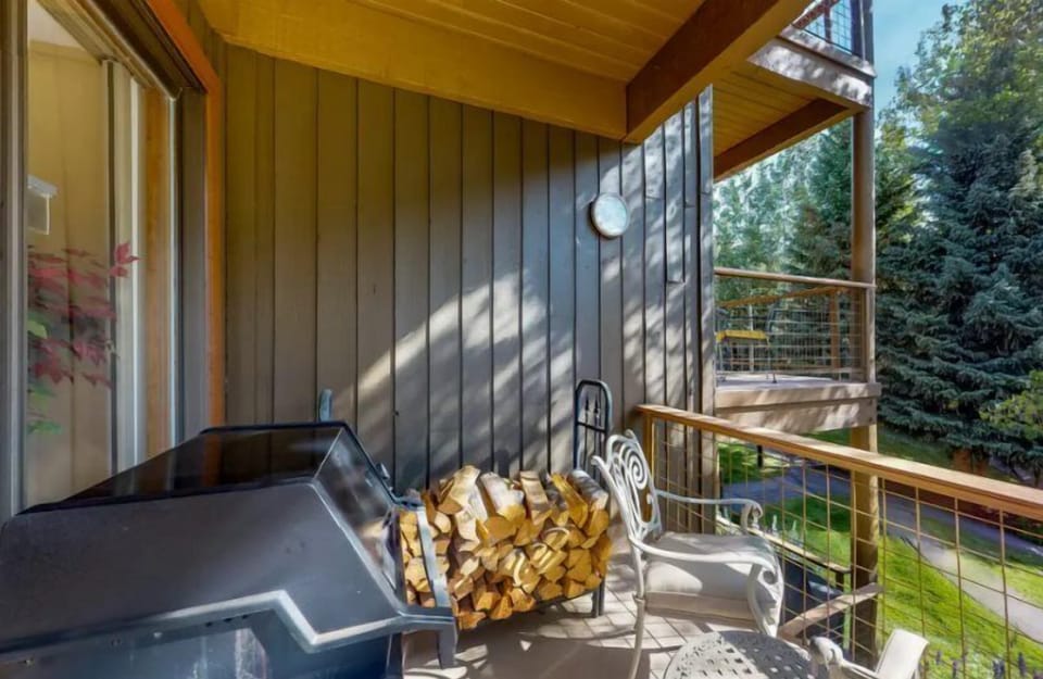 Condo (1 Bedroom Condo in West Keystone near) | Exterior