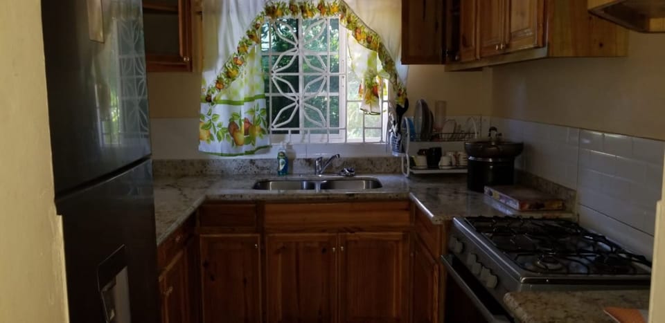 Coffee/tea maker, full-size fridge, electric kettle, mixer