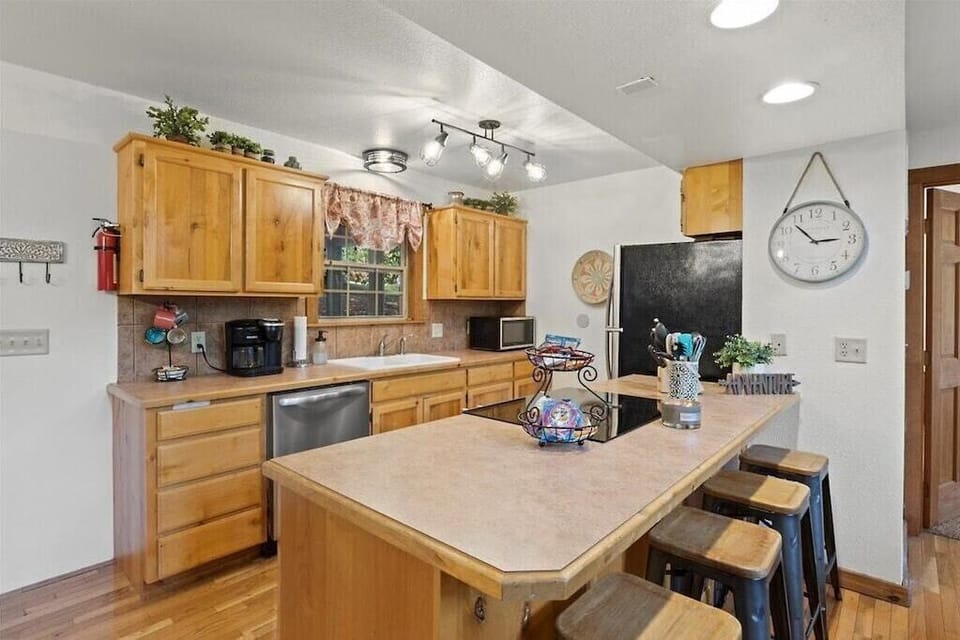 Fully stocked kitchen with great view of living area and eat-in bar