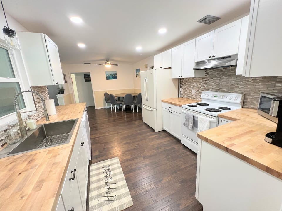 Full kitchen with complementary coffee/tea 