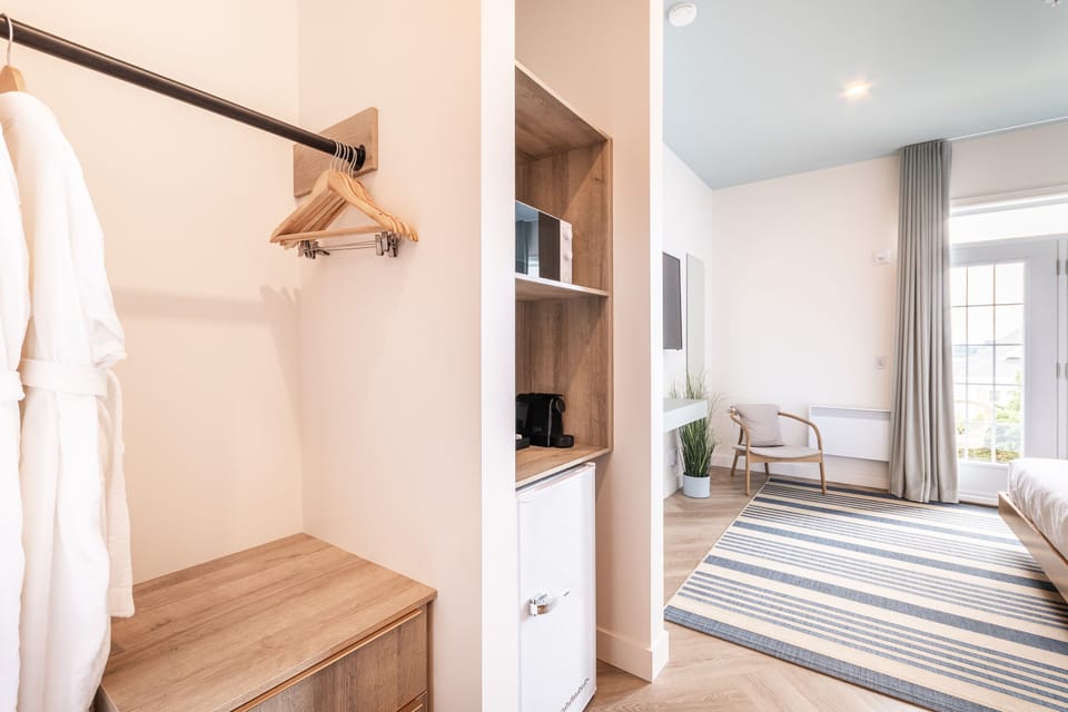 Classic Room, 1 Queen Bed | Living area | Smart TV