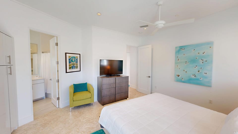 Guest Bedroom 1 (1st Floor)