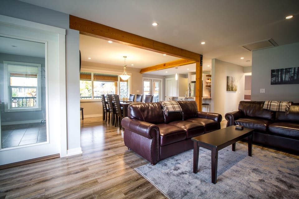 Luxury House | Living area | Fireplace, heated floors, smart speakers