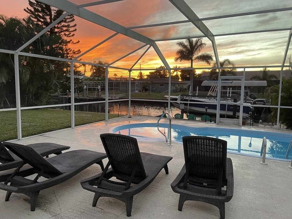 Sit back and watch the show 🌅🌴🍷