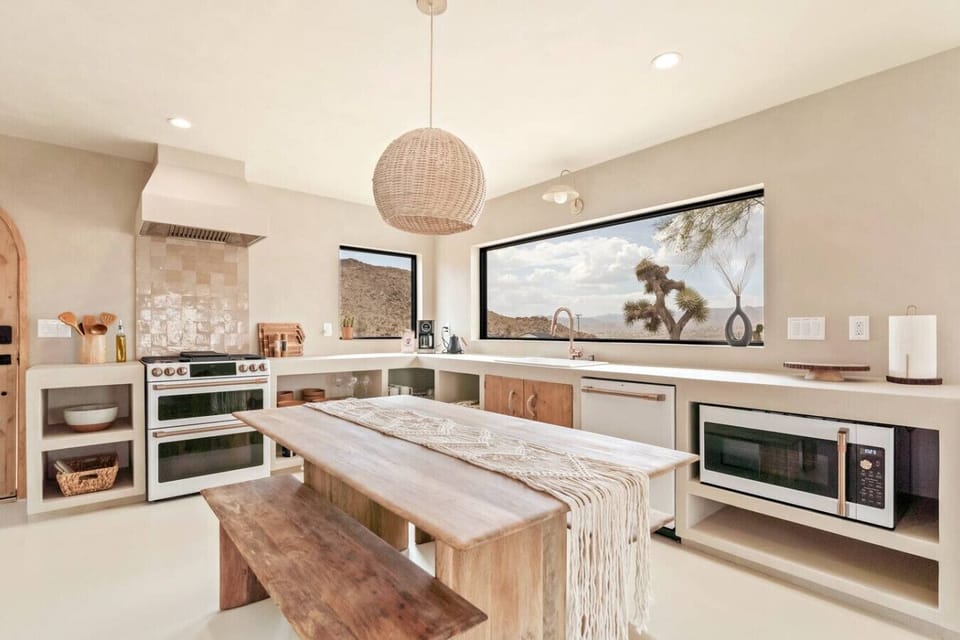 Boho modern desert kitchen with an aesthetic and elegant look and the best vibe to cook amazing meals with friends and family while enjoying the most amazing view. ( You will spy a beautiful Joshua Tree while cooking)