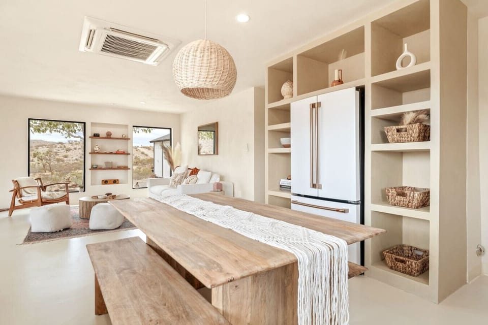 Boho modern desert kitchen with an aesthetic and elegant look and the best vibe to cook amazing meals with friends and family while enjoying the most amazing view. ( You will spy a beautiful Joshua Tree while cooking)