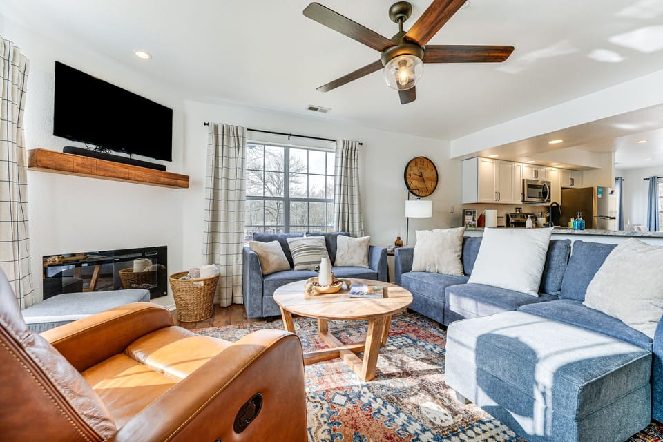 Living Area | Free WiFi | Smart TV | Electric Fireplace