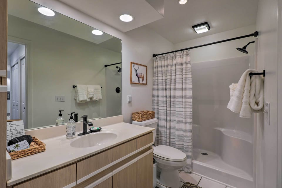 Full Bathroom | Towels Provided | Walk-In Shower