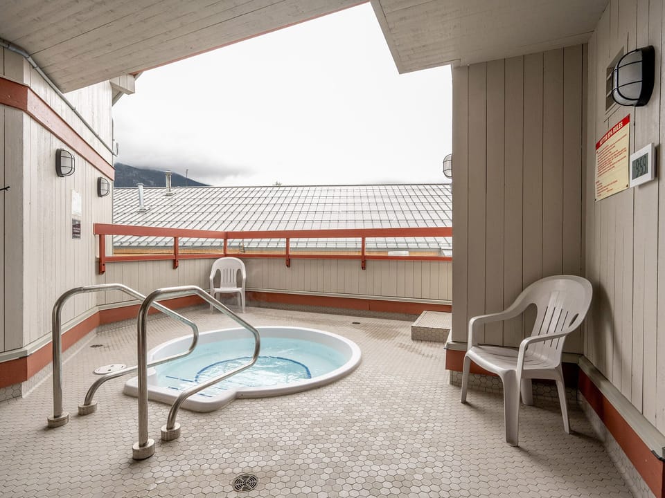 Indoor spa tub
