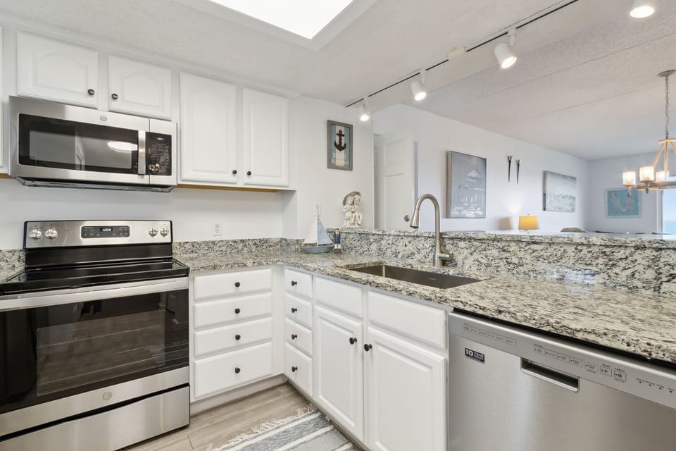 Luxury Fully Equipped Kitchen with Granite Countertops and Stainless Steel Appliances