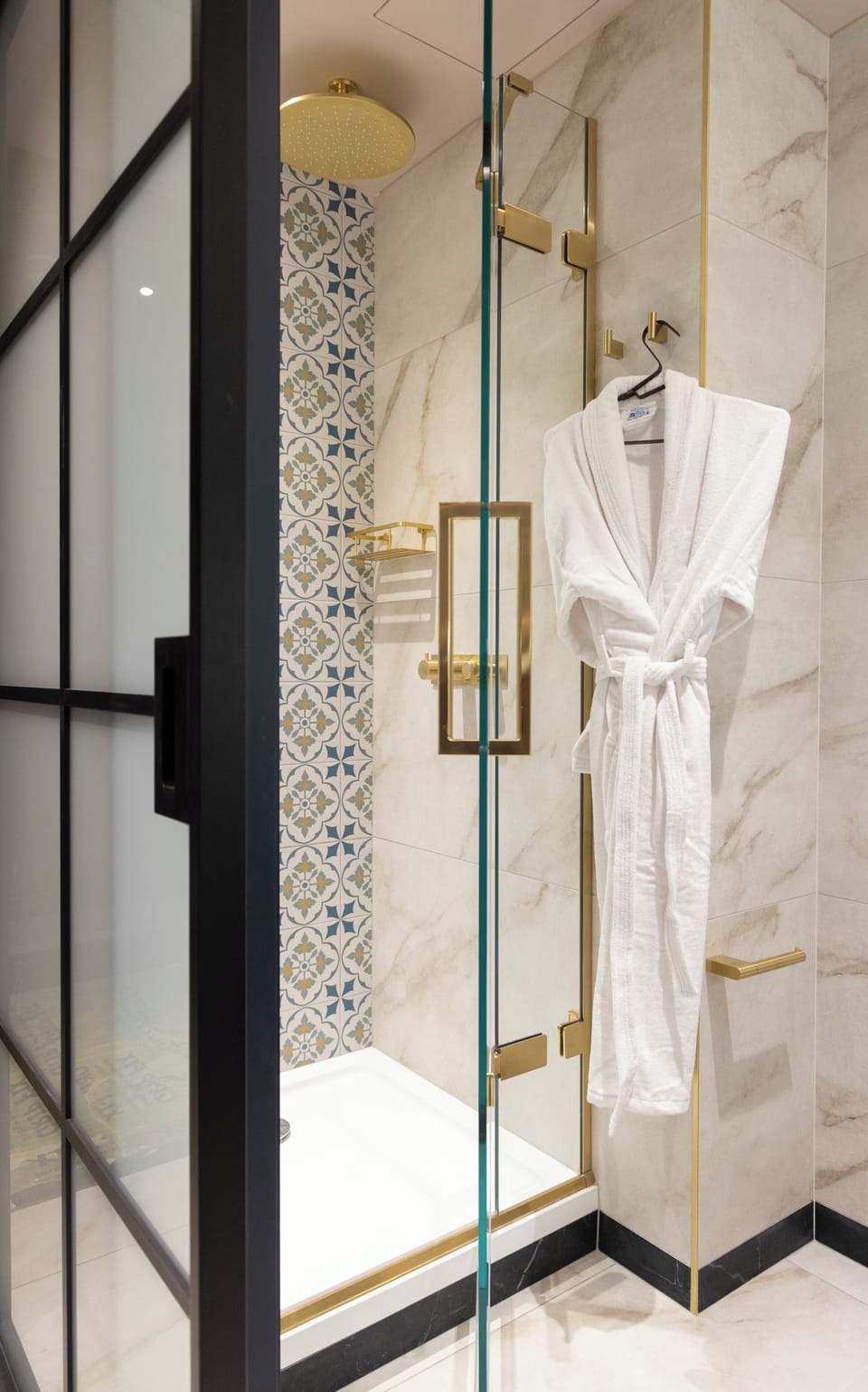 Shower, rainfall showerhead, free toiletries, hair dryer