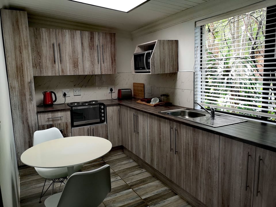 Luxury Studio, 1 Queen Bed | Private kitchen | Fridge