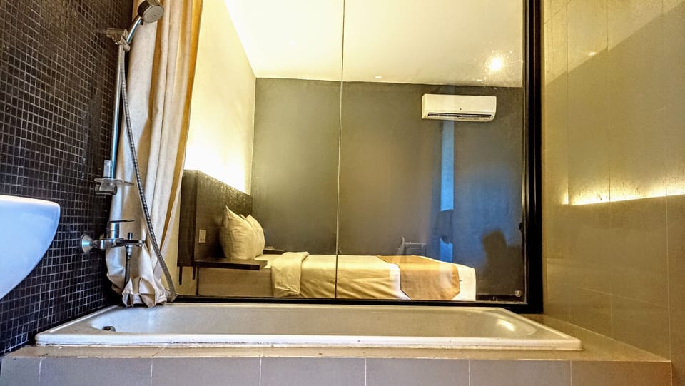 Executive Suite, Bathtub | In-room safe, desk, soundproofing, WiFi (free)
