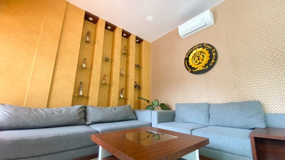 2 bars/lounges
