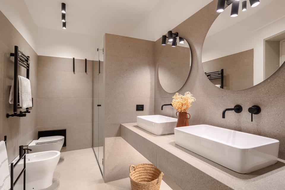 Deluxe Double Room | Bathroom | Shower, rainfall showerhead, free toiletries, hair dryer