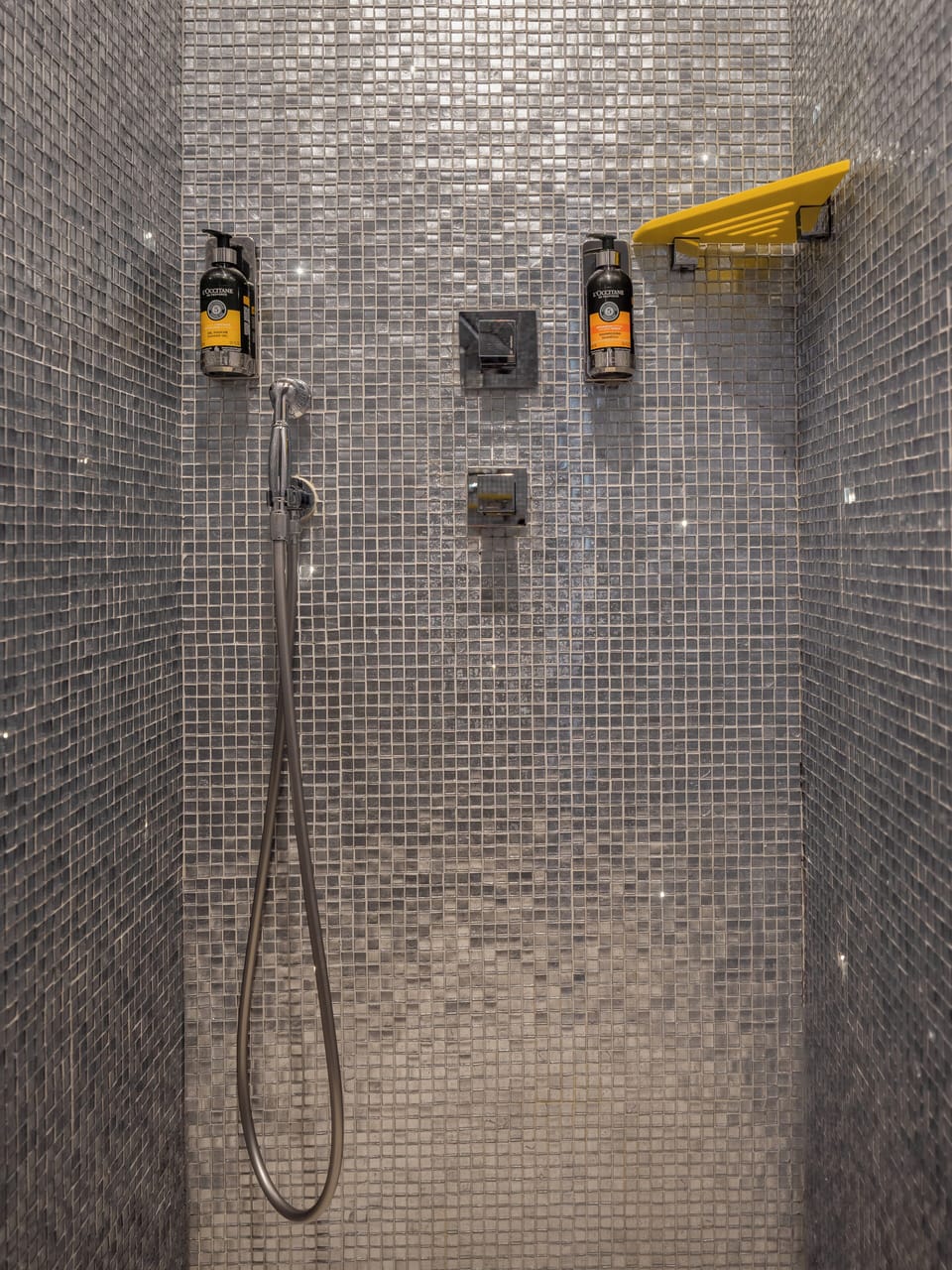 Junior Suite | Bathroom | Shower, hair dryer, towels, shampoo