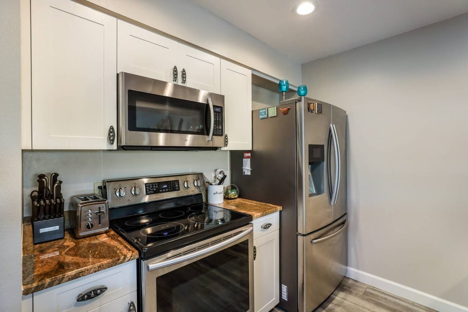 Full kitchen