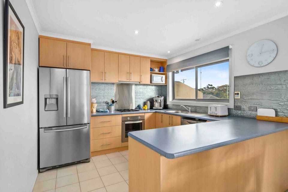 ✨ Fully equipped kitchen with modern appliances and convenient breakfast bar