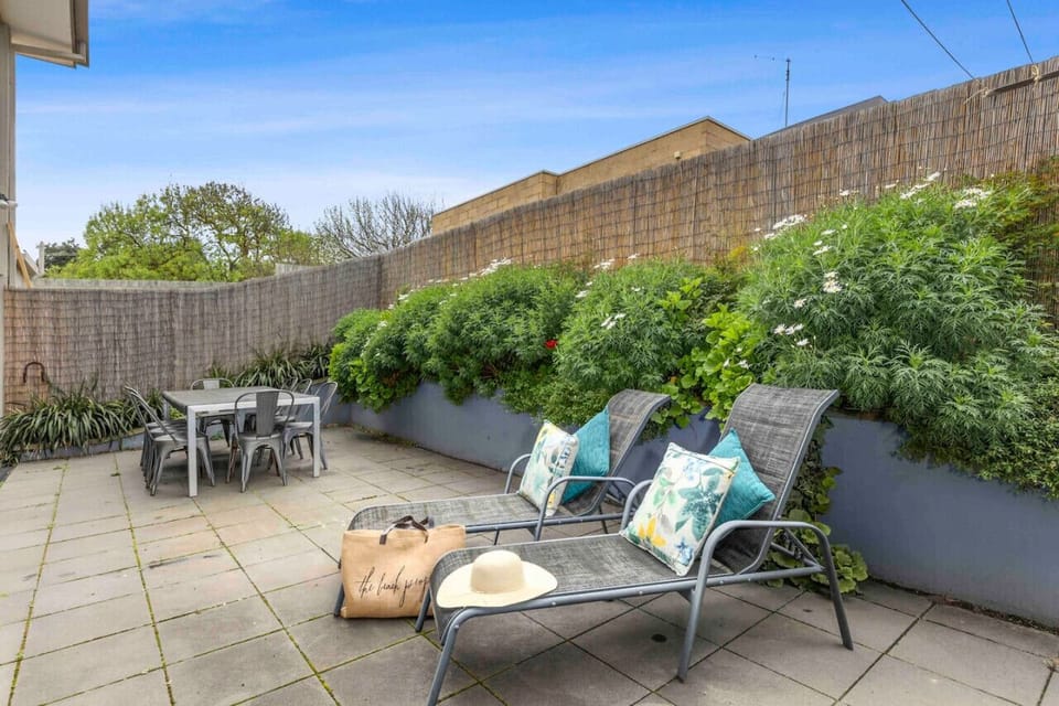 🌿 Large paved patio ideal for outdoor entertaining and gatherings