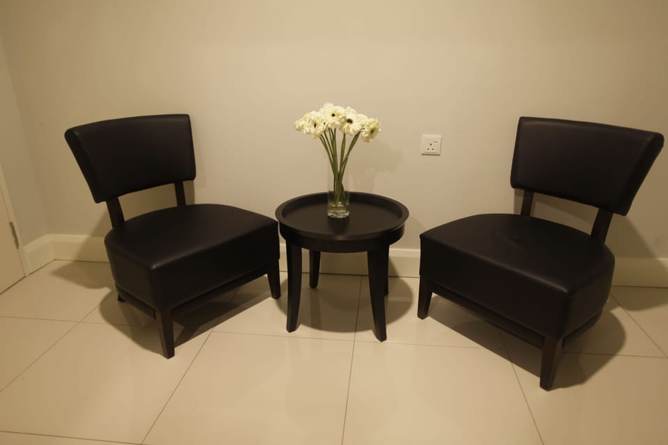 VIP Suite | Living area | 32-inch flat-screen TV with satellite channels, TV