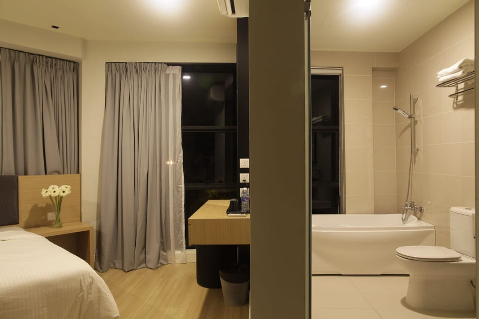 VIP Suite | Desk, soundproofing, free WiFi, bed sheets