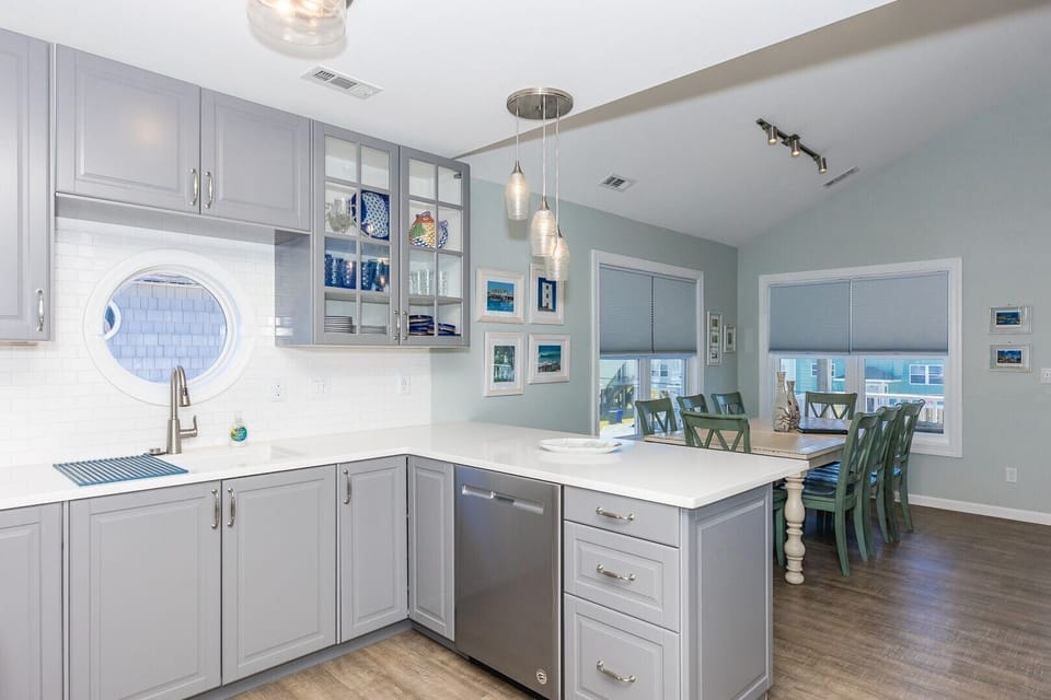Kitchen & Bar Area