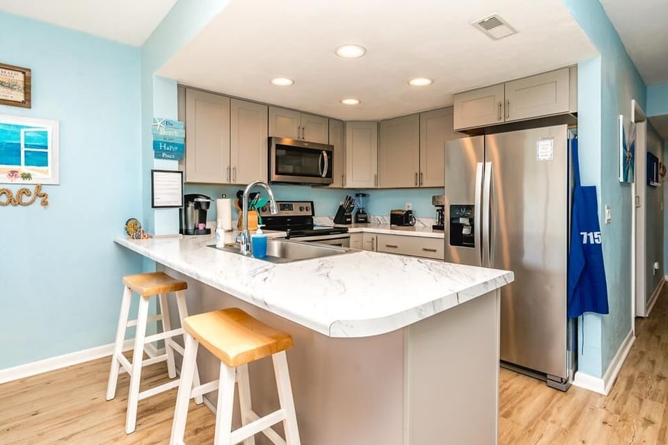 Kitchen with Eat-In Seating