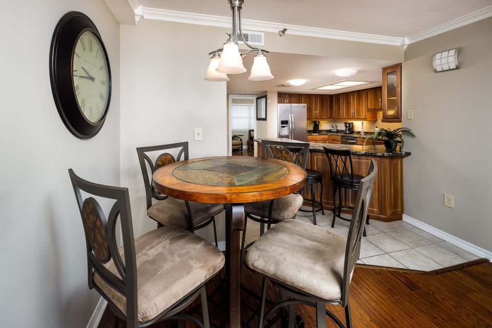 Dining area for 4 with bar seating