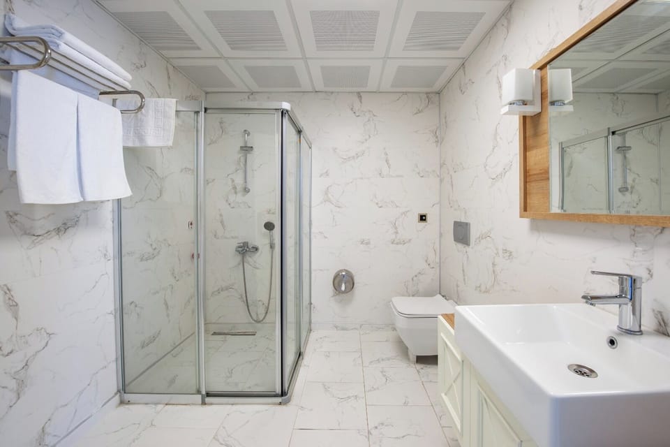 Basic Double or Twin Room | Bathroom | Shower, rainfall showerhead, hair dryer, slippers