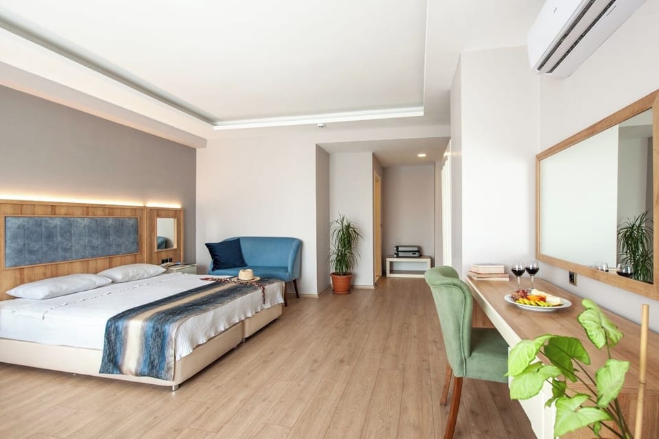 Basic Double or Twin Room | Minibar, in-room safe, laptop workspace, free WiFi