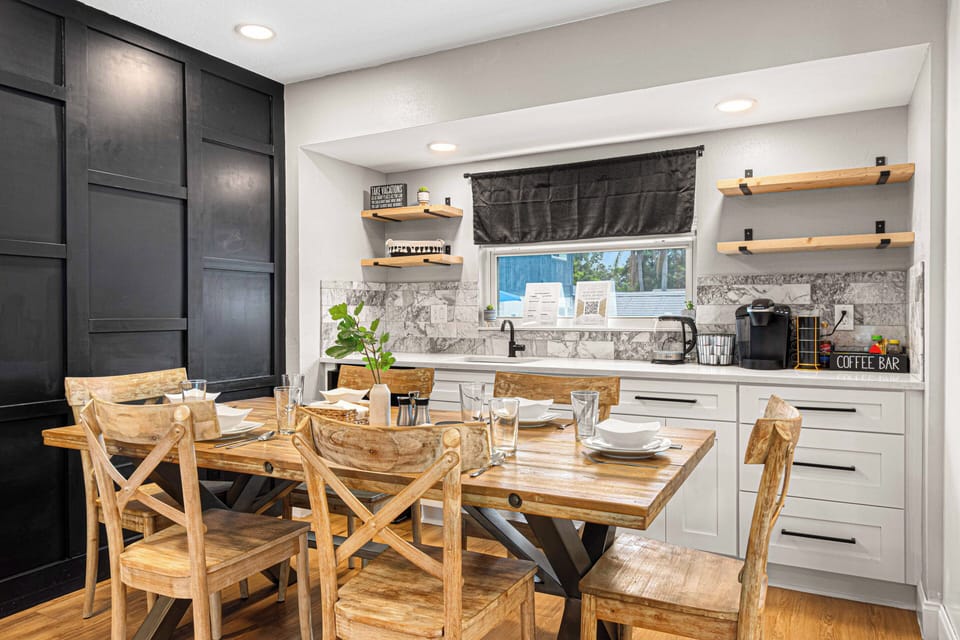 🍴 Dining for 6 plus 3 at the island—perfect for meals & conversation.